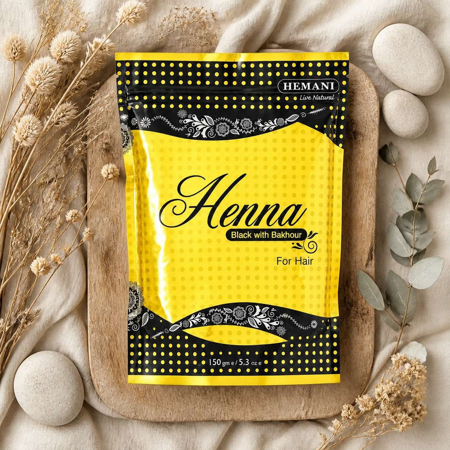Henné Hemani Noir – composition flat lay avec éléments naturels, vue du dessus