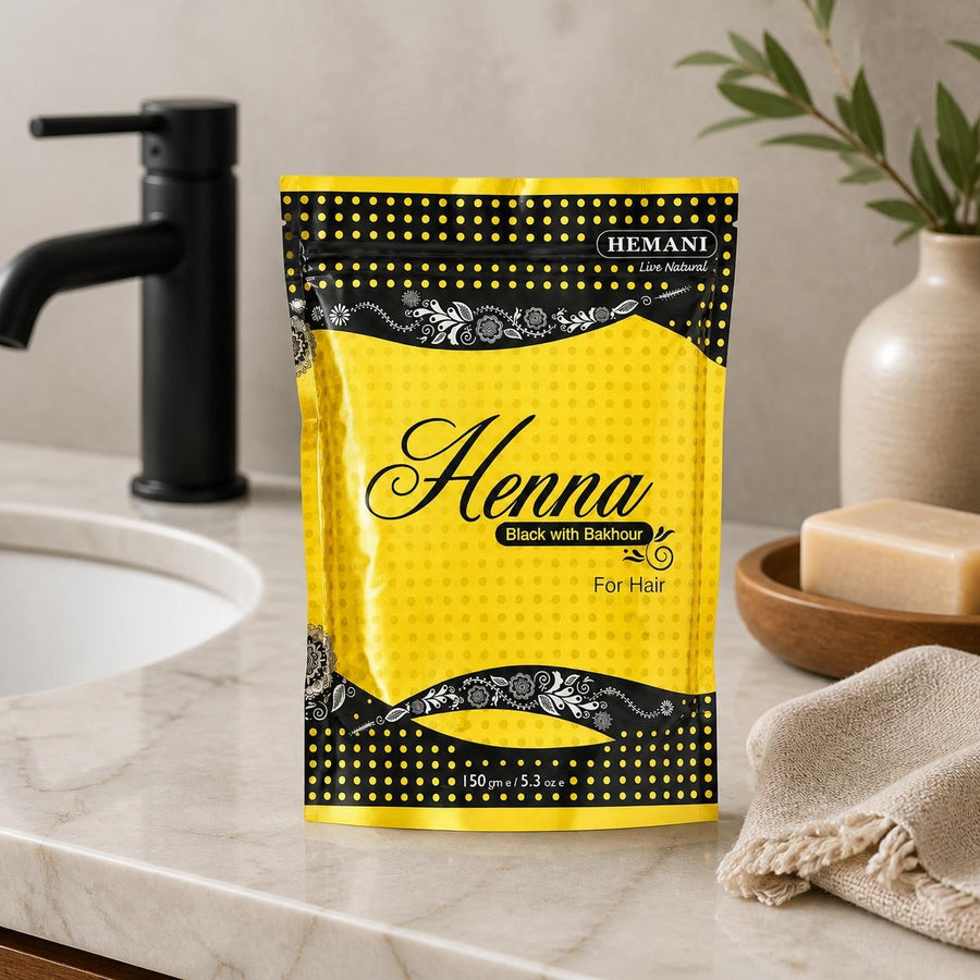 Henné Hemani Noir – présentation du produit dans une salle de bain lumineuse et naturelle