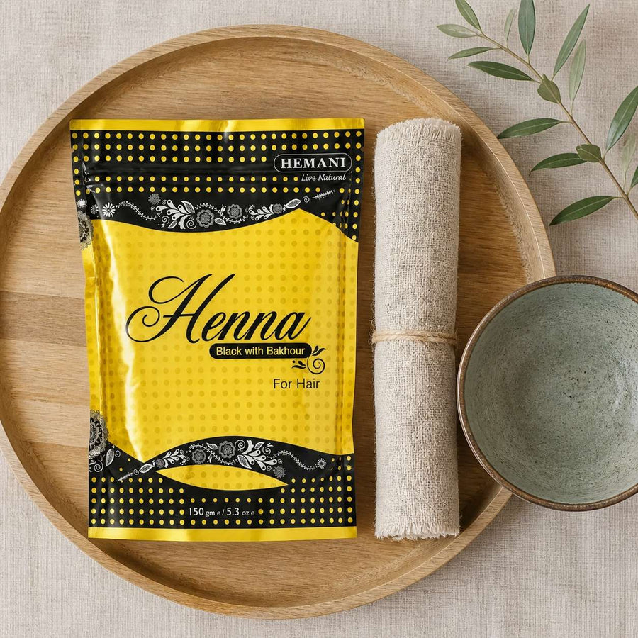 Henné Hemani Noir – rituel d'utilisation vu du dessus, ambiance naturelle zen