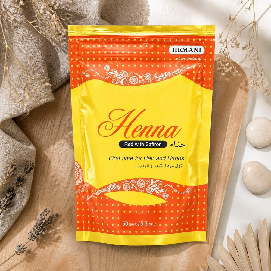 Henné Hemani Rouge et Safran – composition flat lay avec éléments naturels, vue du dessus
