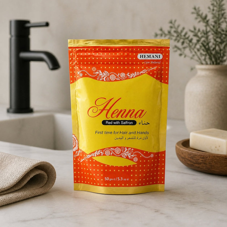 Henné Hemani Rouge et Safran – présentation du produit dans une salle de bain lumineuse et naturelle