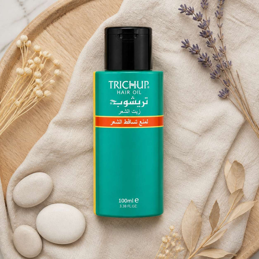 Huile Anti-Chute Soin Indien Trichup - 100mL – composition flat lay avec éléments naturels, vue du dessus