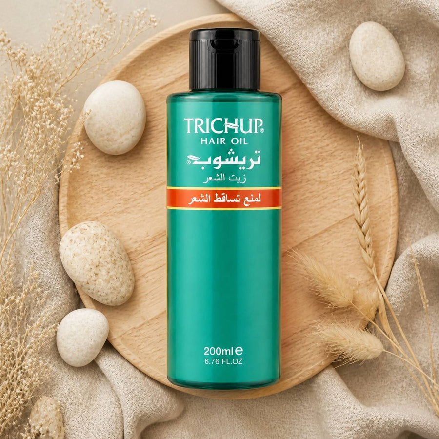 Huile Anti-Chute Soin Indien Trichup 200mL – composition flat lay avec éléments naturels, vue du dessus