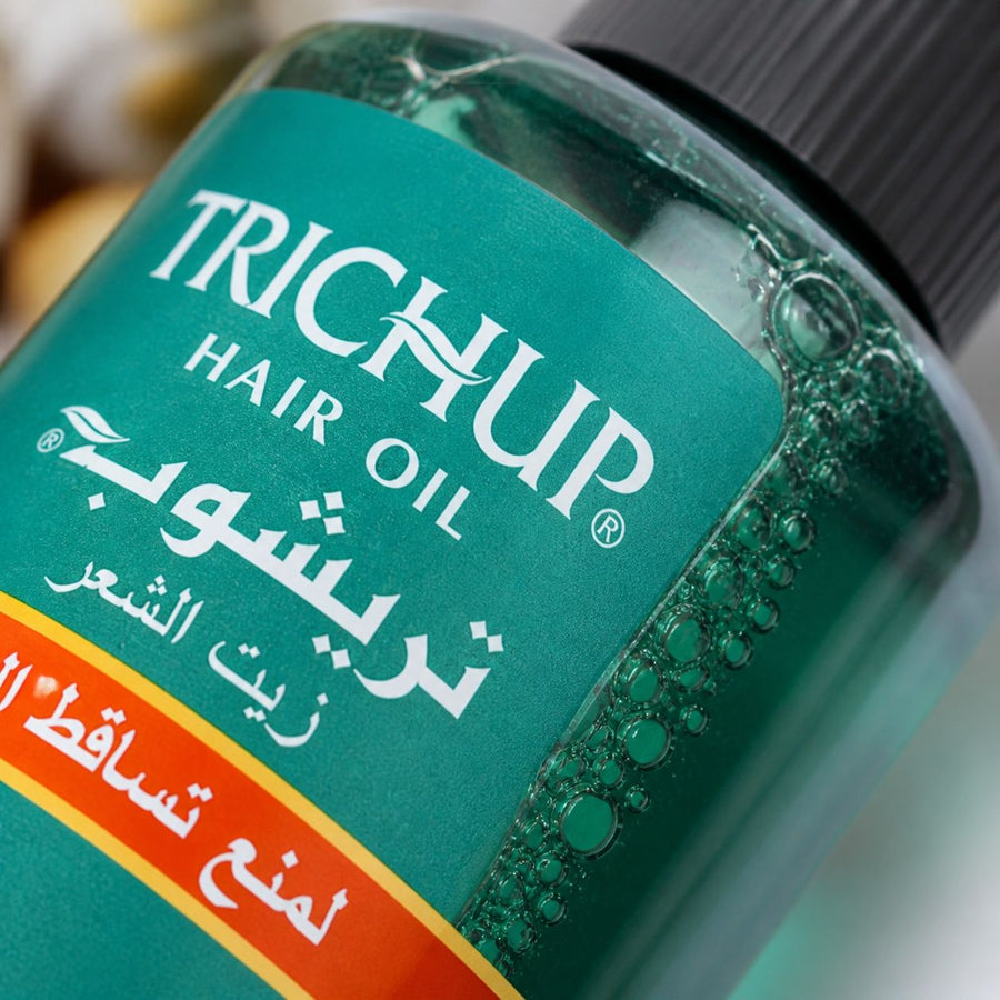 Huile Anti-Chute Soin Indien Trichup 200mL – gros plan sur la texture et la matière