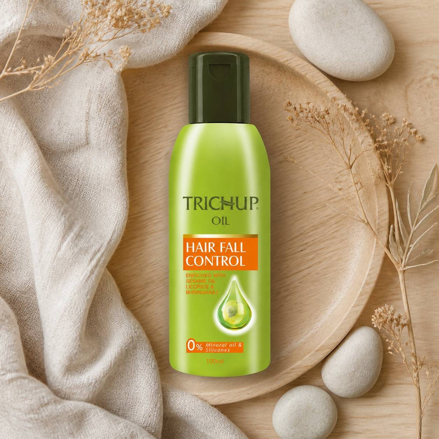 Huile Anti-chute Soin Indien Trichup - 100mL – composition flat lay avec éléments naturels, vue du dessus