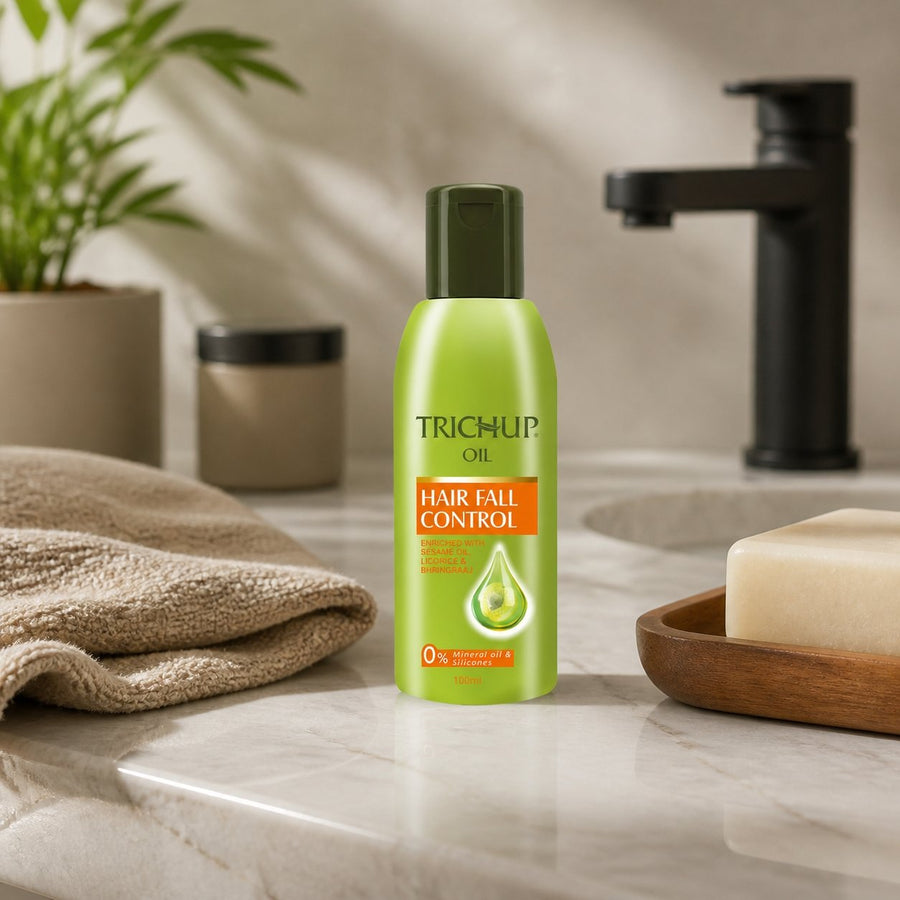 Huile Anti-chute Soin Indien Trichup - 100mL – présentation du produit dans une salle de bain lumineuse et naturelle