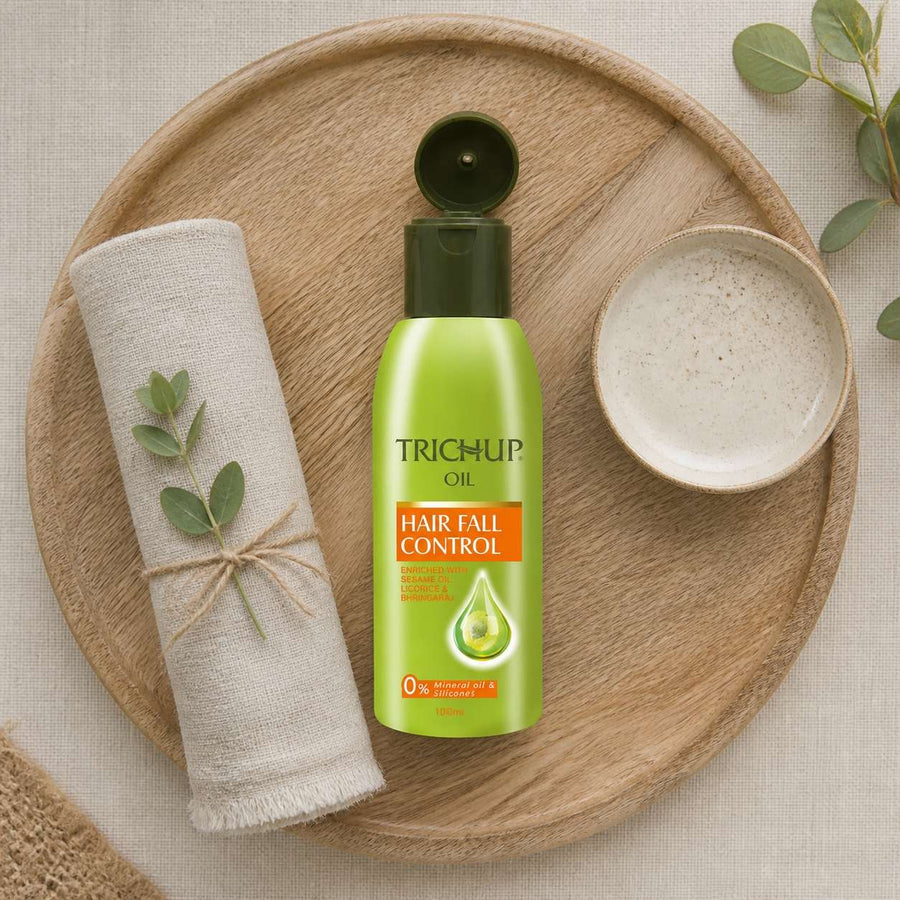 Huile Anti-chute Soin Indien Trichup - 100mL – rituel d'utilisation vu du dessus, ambiance naturelle zen