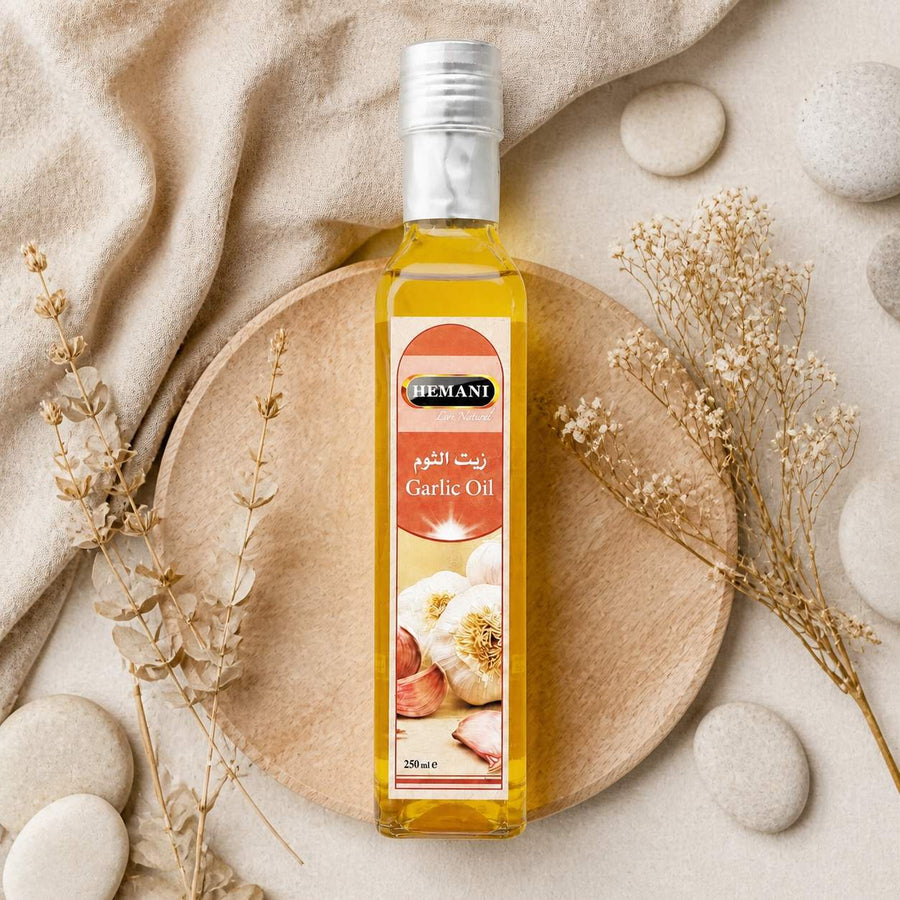 Huile d'Ail 250mL 100% Naturelle Hemani – composition flat lay avec éléments naturels, vue du dessus