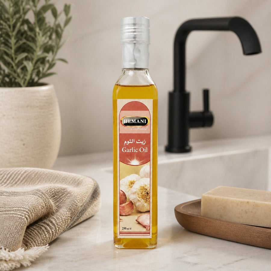 Huile d'Ail 250mL 100% Naturelle Hemani – présentation du produit dans une salle de bain lumineuse et naturelle