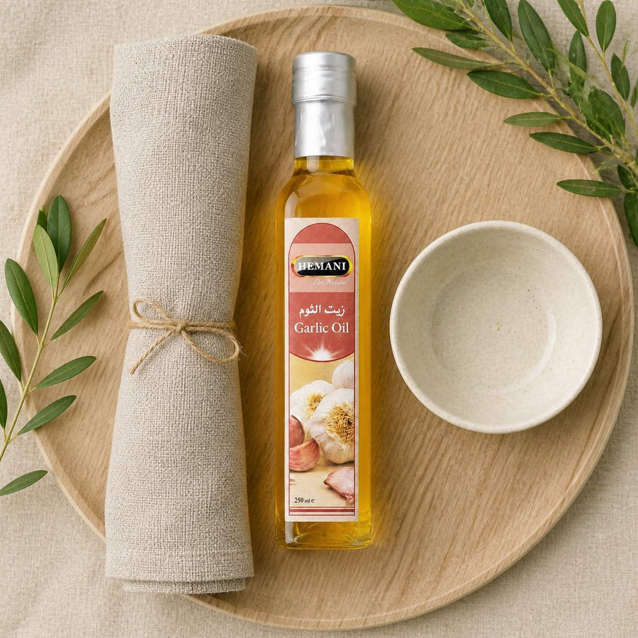 Huile d'Ail 250mL 100% Naturelle Hemani – rituel d'utilisation vu du dessus, ambiance naturelle zen