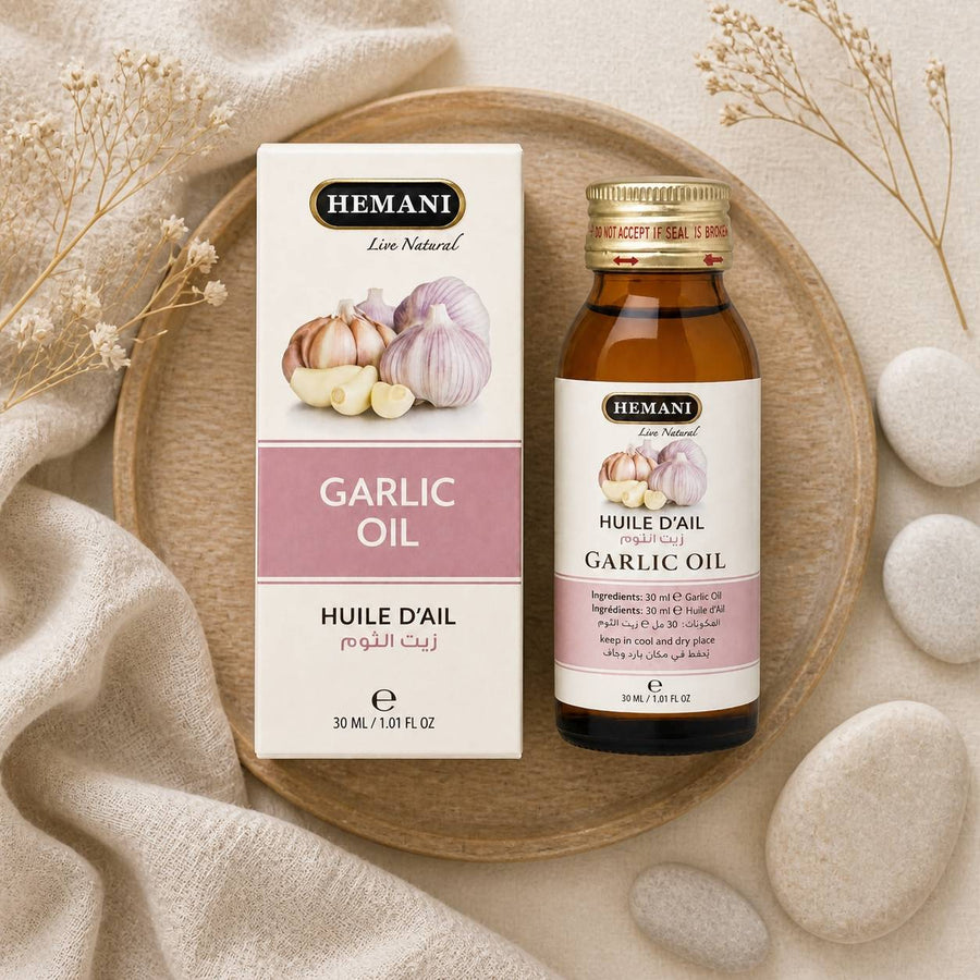 Huile d'ail 30ml Hemani Naturel – composition flat lay avec éléments naturels, vue du dessus
