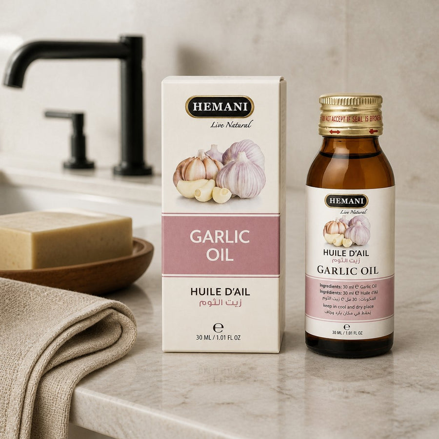Huile d'ail 30ml Hemani Naturel – présentation du produit dans une salle de bain lumineuse et naturelle