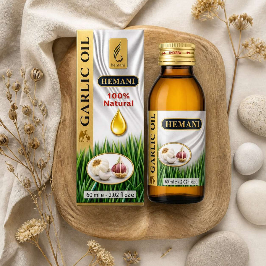 Huile d'ail 60ml Hemani Naturel – composition flat lay avec éléments naturels, vue du dessus