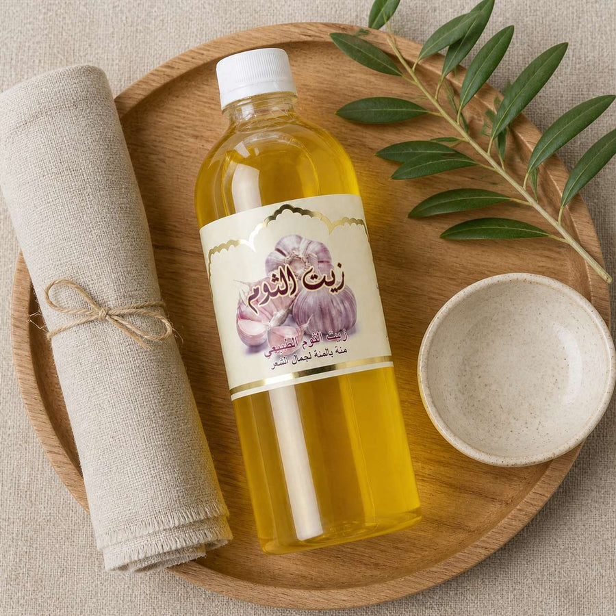 Huile d'Ail Cosmétique 1L – rituel d'utilisation vu du dessus, ambiance naturelle zen