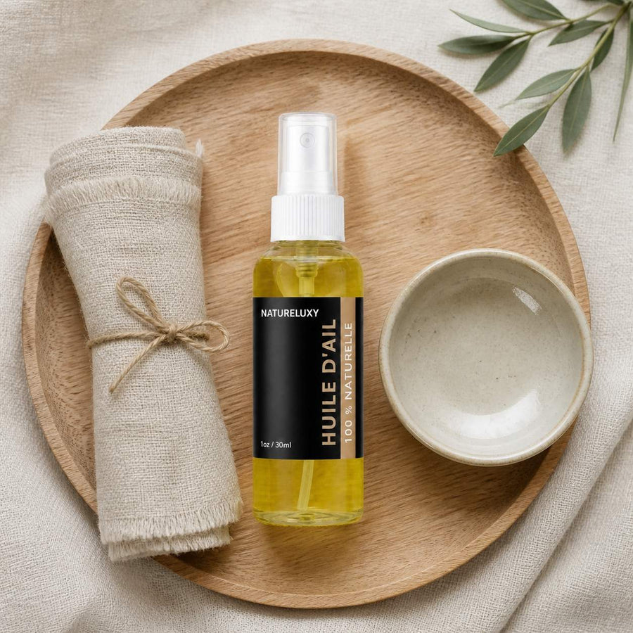 Huile d'Ail Cosmétique Spray - 30mL – rituel d'utilisation vu du dessus, ambiance naturelle zen