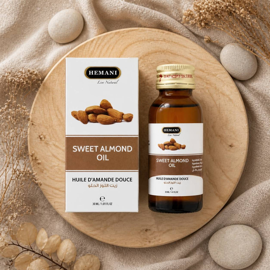 Huile d'Amande Douce 30ml Hemani Naturel – composition flat lay avec éléments naturels, vue du dessus