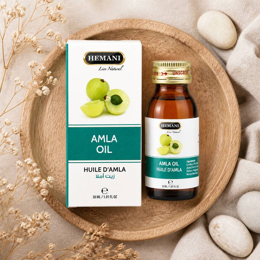 Huile d’Amla Hemani 30 mL – 100% Naturelle – Soin Capillaire – composition flat lay avec éléments naturels, vue du dessus