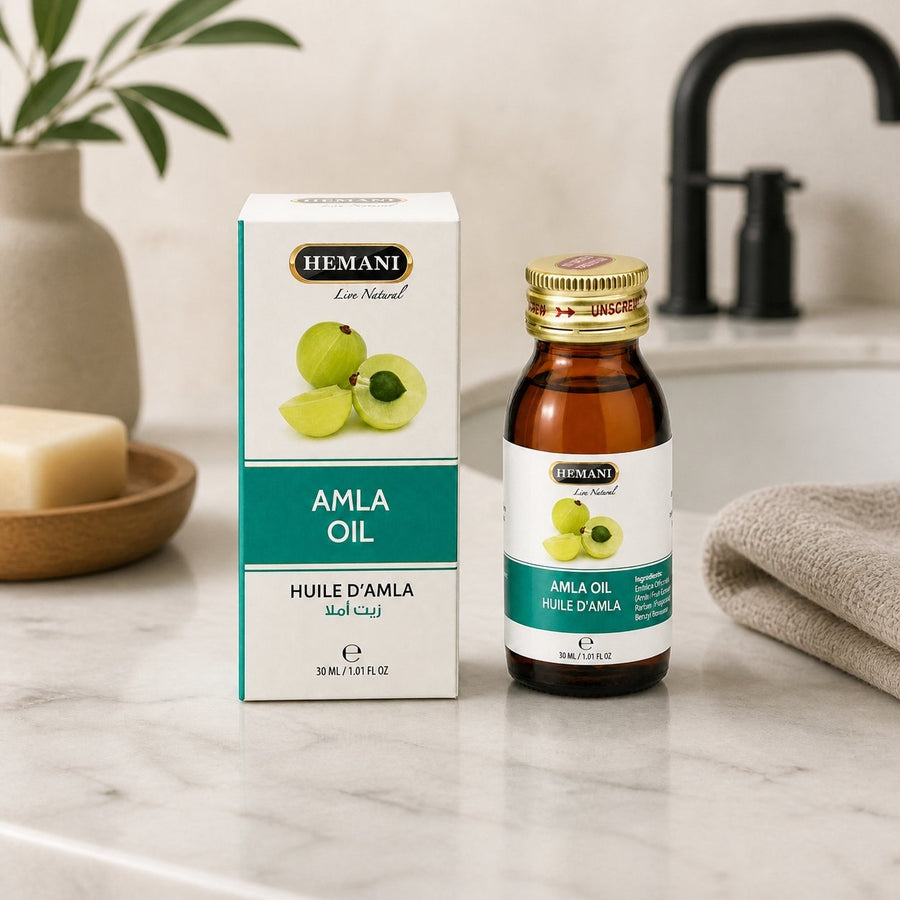 Huile d’Amla Hemani 30 mL – 100% Naturelle – Soin Capillaire – présentation du produit dans une salle de bain lumineuse et naturelle