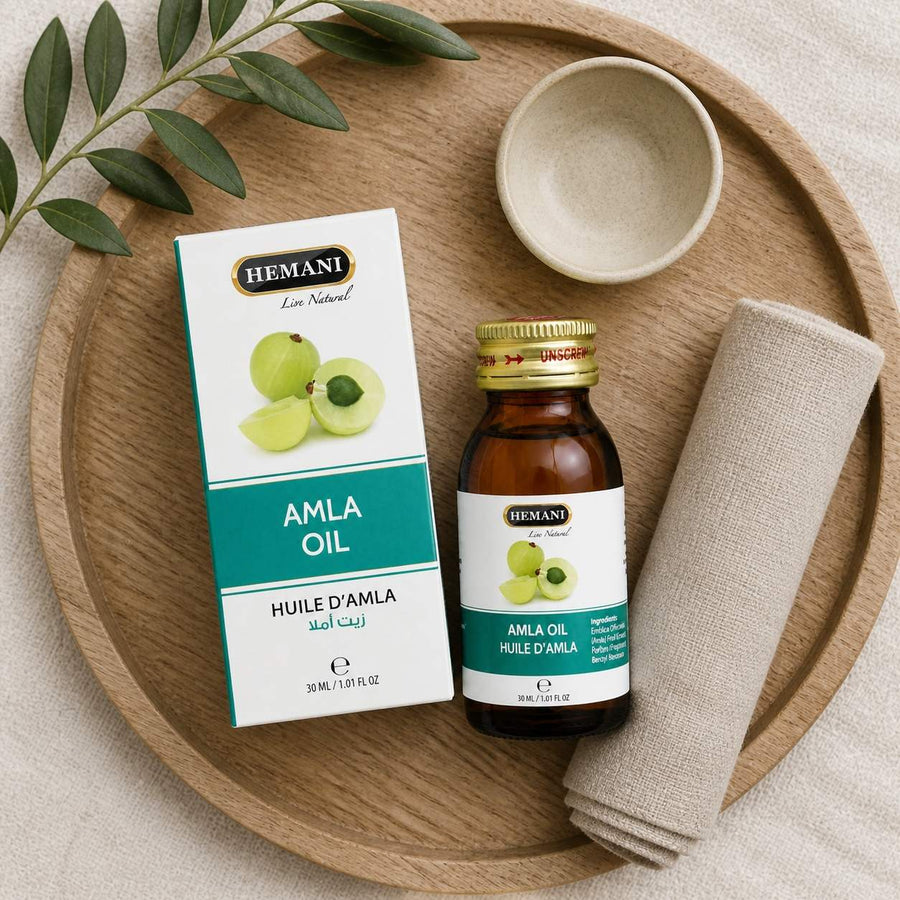 Huile d’Amla Hemani 30 mL – 100% Naturelle – Soin Capillaire – rituel d'utilisation vu du dessus, ambiance naturelle zen