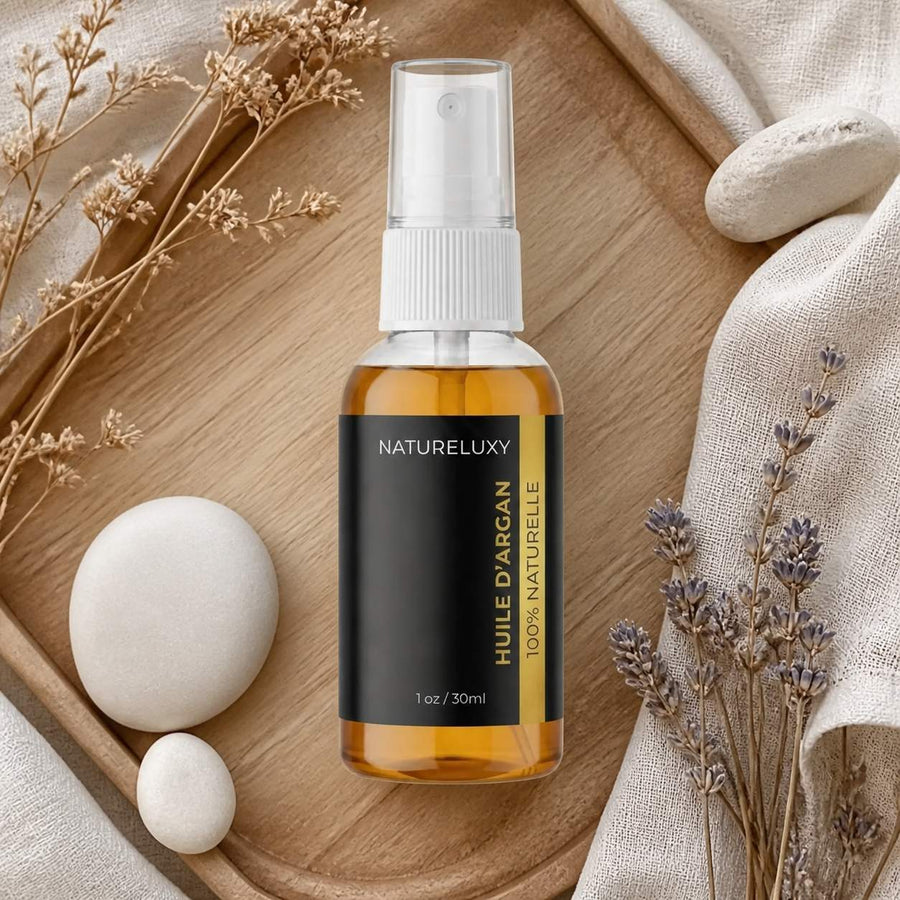 Huile d’Argan 100% Naturelle en Spray – 30 mL (Visage, Corps & Cheveux) – composition flat lay avec éléments naturels, vue du dessus
