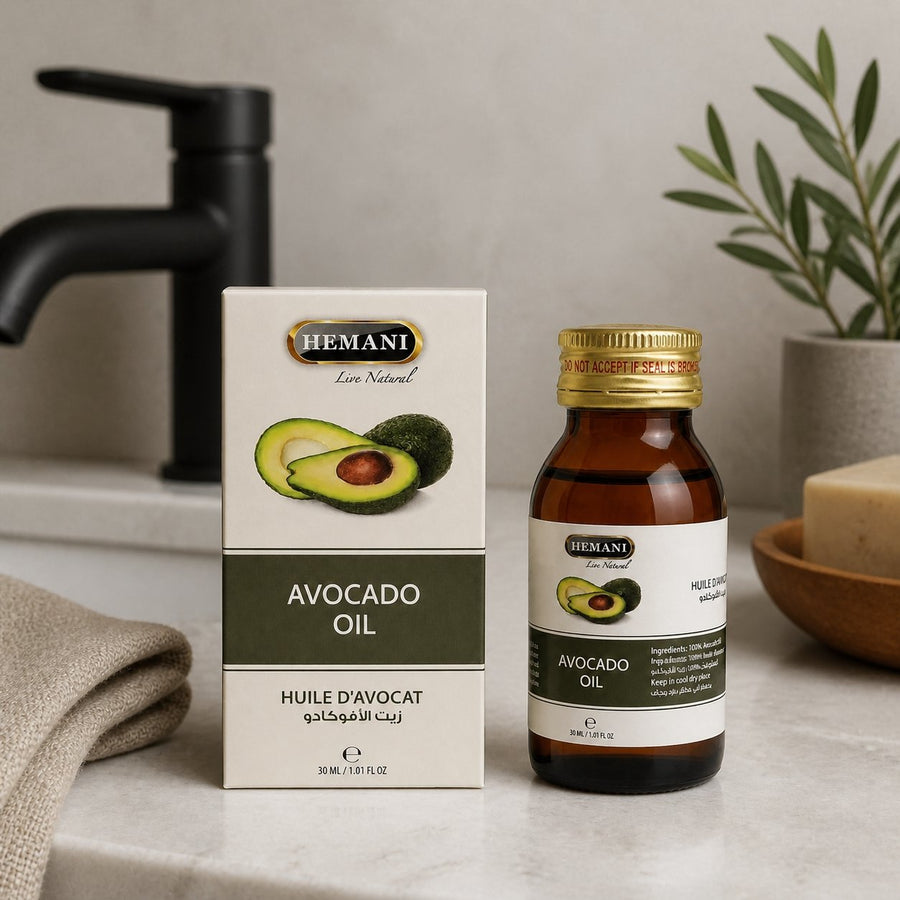 Huile d'Avocat 30ml Naturelle Hemani – présentation du produit dans une salle de bain lumineuse et naturelle