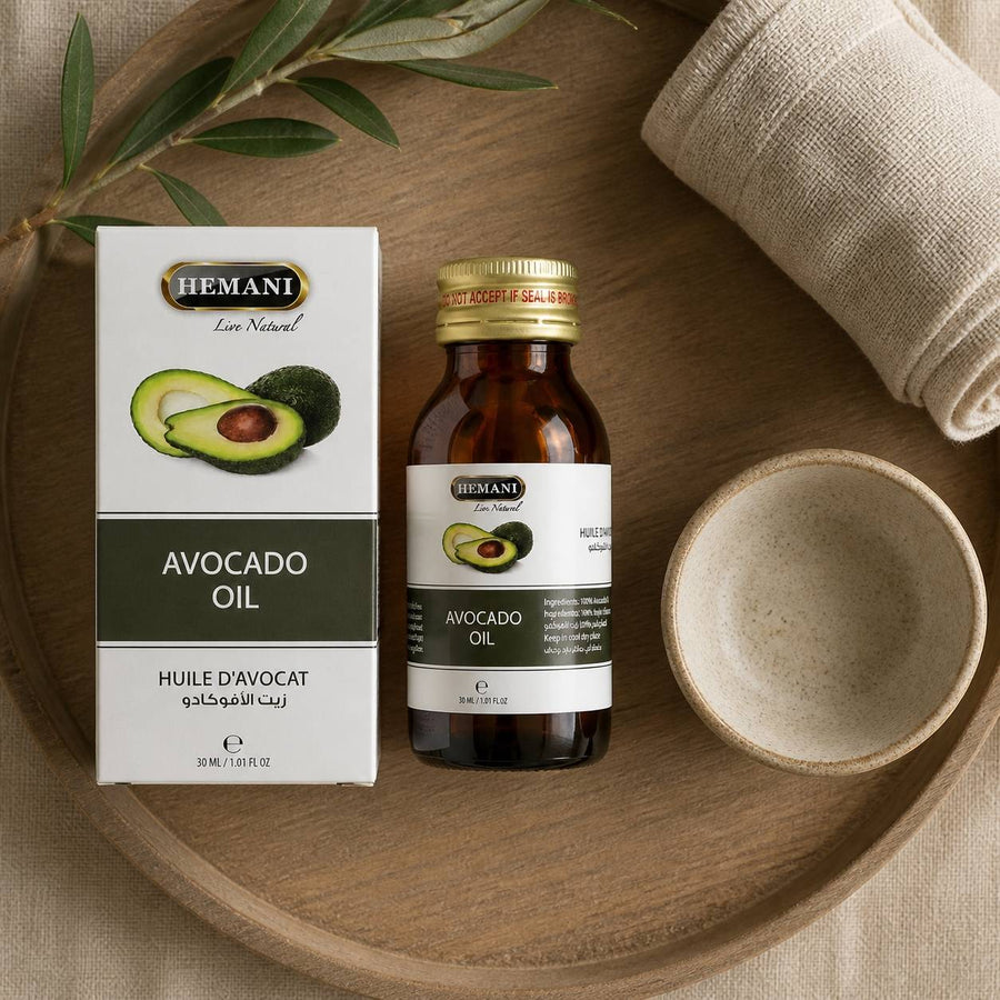 Huile d'Avocat 30ml Naturelle Hemani – rituel d'utilisation vu du dessus, ambiance naturelle zen