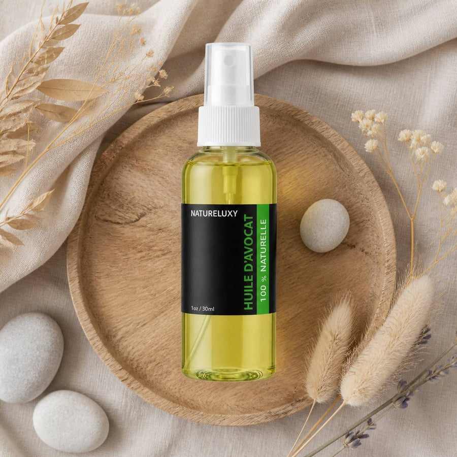 Huile d’Avocat 30 mL Spray 100% Naturelle – Soin Nourrissant Peau & Zones Sèches – composition flat lay avec éléments naturels, vue du dessus