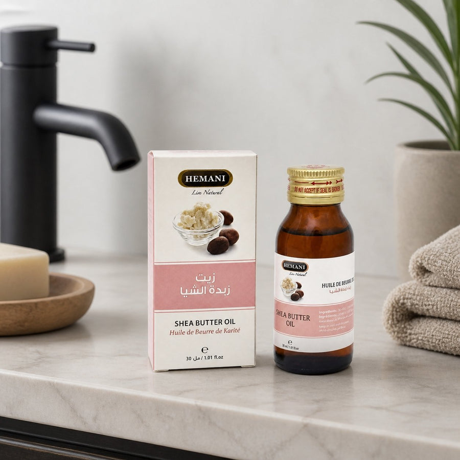 Huile de Beurre de Karité 30ml Hemani Naturel – présentation du produit dans une salle de bain lumineuse et naturelle