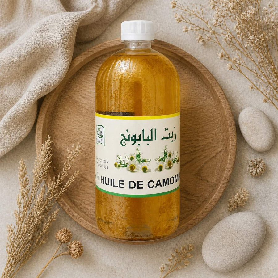 Huile de Camomille 1L 100% Naturelle – composition flat lay avec éléments naturels, vue du dessus