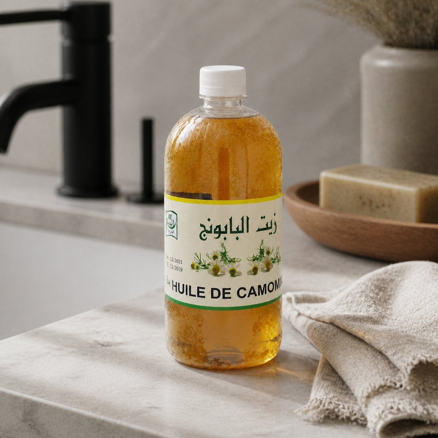 Huile de Camomille 1L 100% Naturelle – présentation du produit dans une salle de bain lumineuse et naturelle