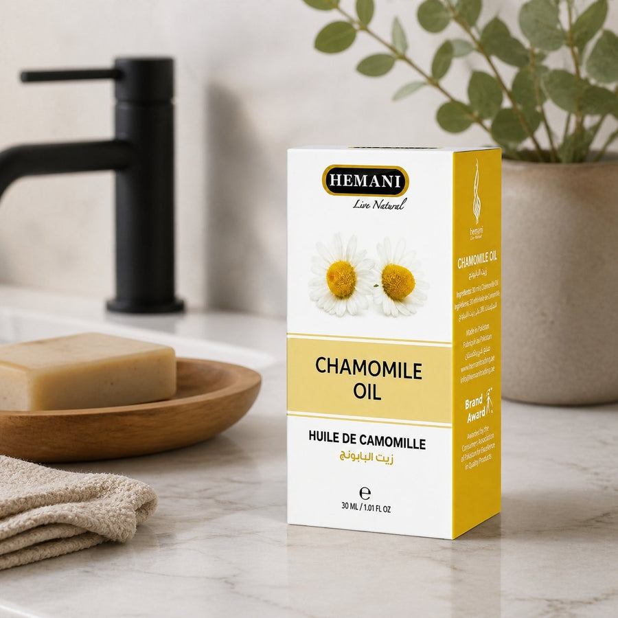 Huile de Camomille 30mL 100% naturelle Hemani – présentation du produit dans une salle de bain lumineuse et naturelle