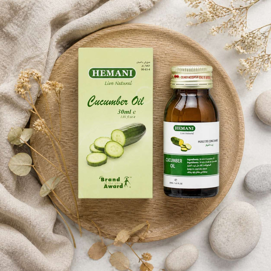 Huile de Concombre 30ml HEMANI – composition flat lay avec éléments naturels, vue du dessus