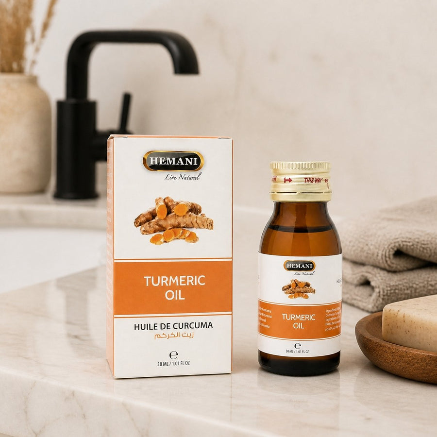 Huile de Curcuma 30mL Hemani 100% naturelle – présentation du produit dans une salle de bain lumineuse et naturelle
