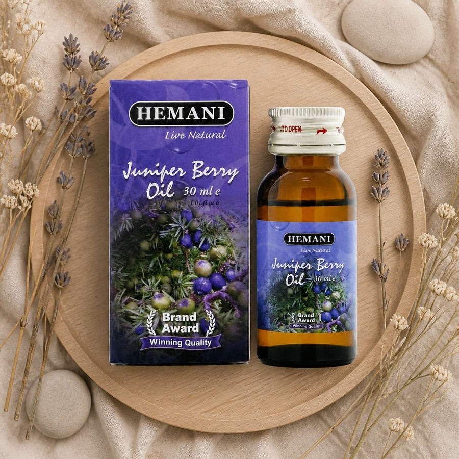 Huile de Genévrier 30mL Hemani – composition flat lay avec éléments naturels, vue du dessus