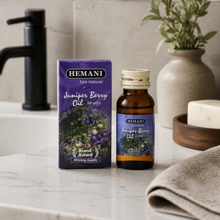 Huile de Genévrier 30mL Hemani – présentation du produit dans une salle de bain lumineuse et naturelle