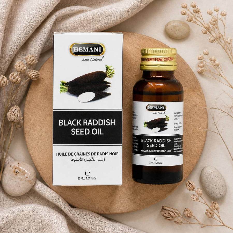Huile de Graine de Radis Noir 30mL 100% Naturelle Hemani – composition flat lay avec éléments naturels, vue du dessus