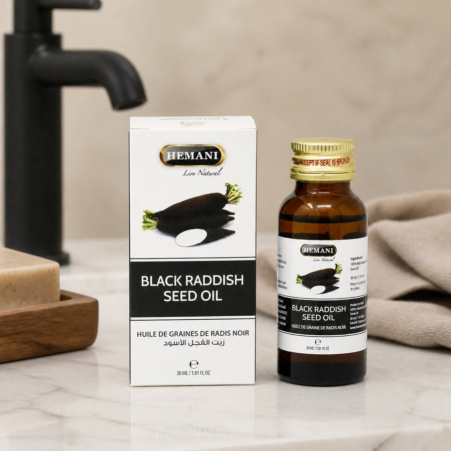 Huile de Graine de Radis Noir 30mL 100% Naturelle Hemani – présentation du produit dans une salle de bain lumineuse et naturelle