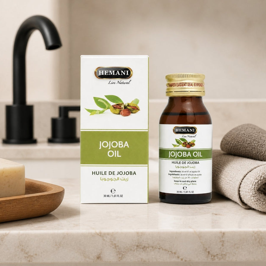 Huile de Jojoba Hemani Naturel - 30mL – présentation du produit dans une salle de bain lumineuse et naturelle