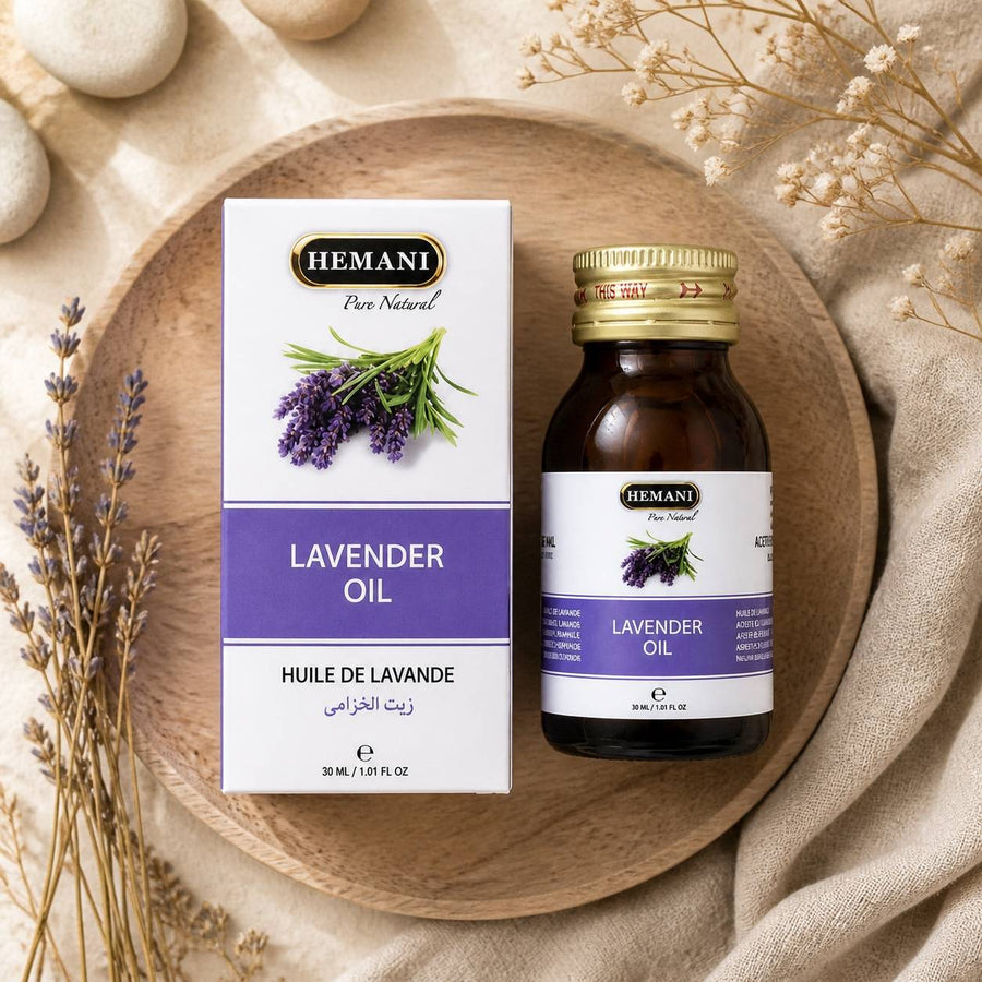 Huile de Lavande 30mL Hemani – composition flat lay avec éléments naturels, vue du dessus
