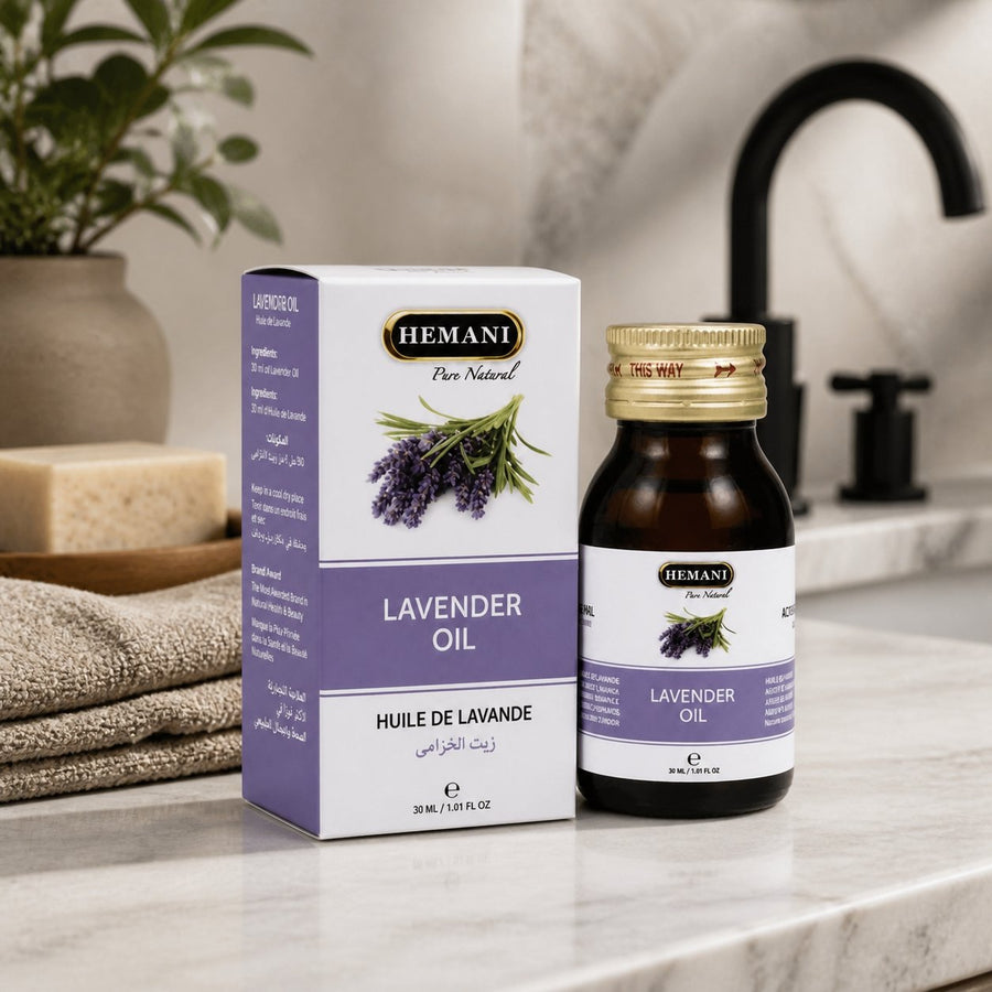 Huile de Lavande 30mL Hemani – présentation du produit dans une salle de bain lumineuse et naturelle