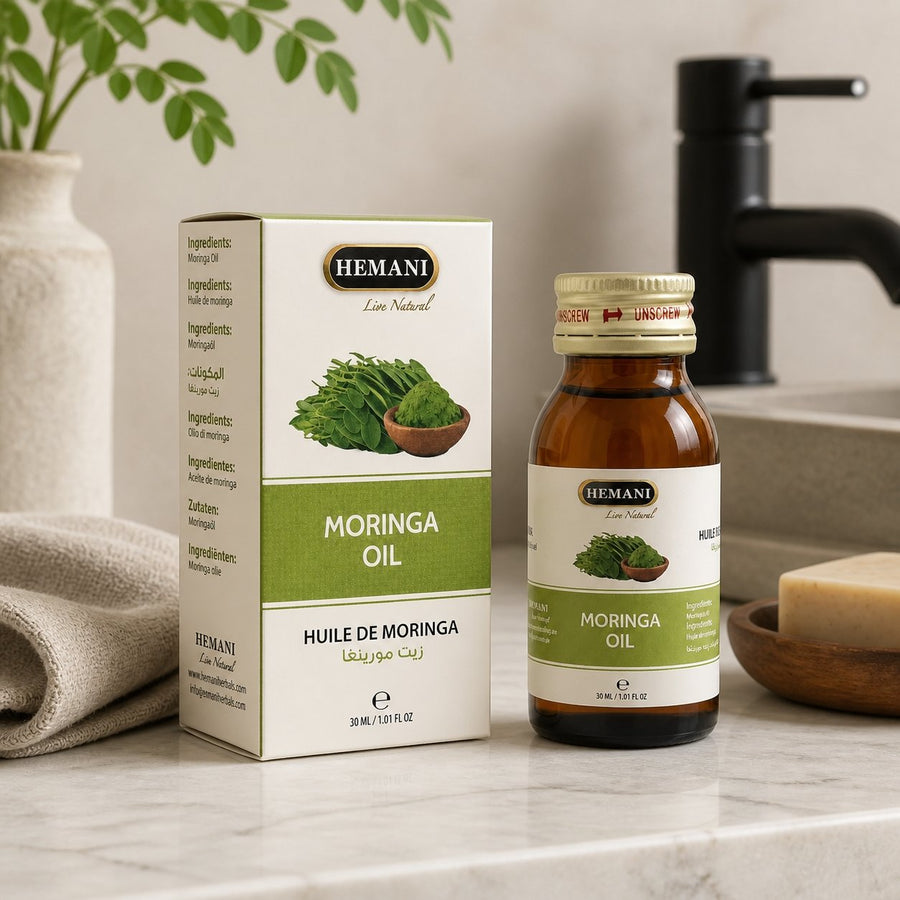 Huile de Moringa Capillaire - Nourrissante et Réparatrice 30 ml – présentation du produit dans une salle de bain lumineuse et naturelle