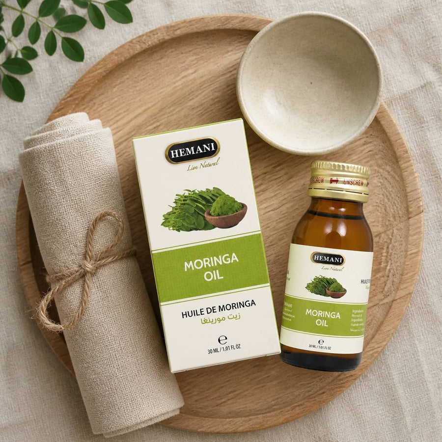 Huile de Moringa Capillaire - Nourrissante et Réparatrice 30 ml – rituel d'utilisation vu du dessus, ambiance naturelle zen