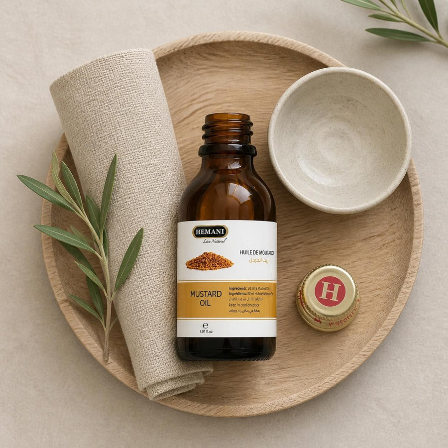 Huile de Moutarde 30ml HEMANI – rituel d'utilisation vu du dessus, ambiance naturelle zen