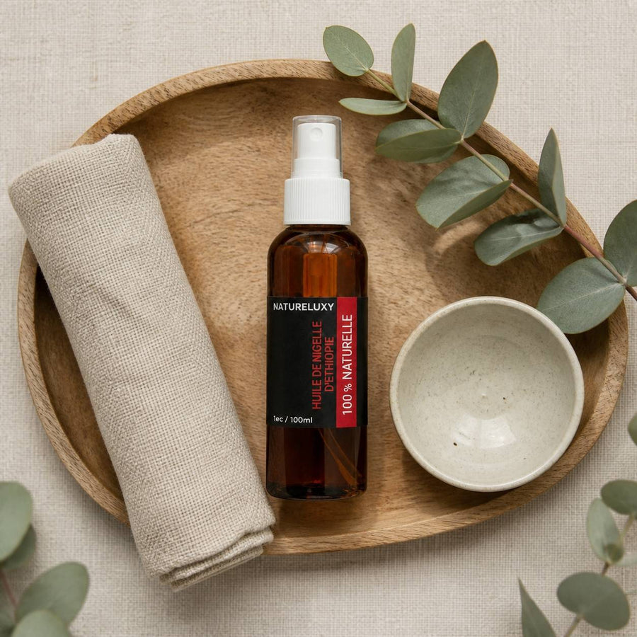 Huile de Nigelle d'Ethiopie 100mL spray 100% Naturel – rituel d'utilisation vu du dessus, ambiance naturelle zen