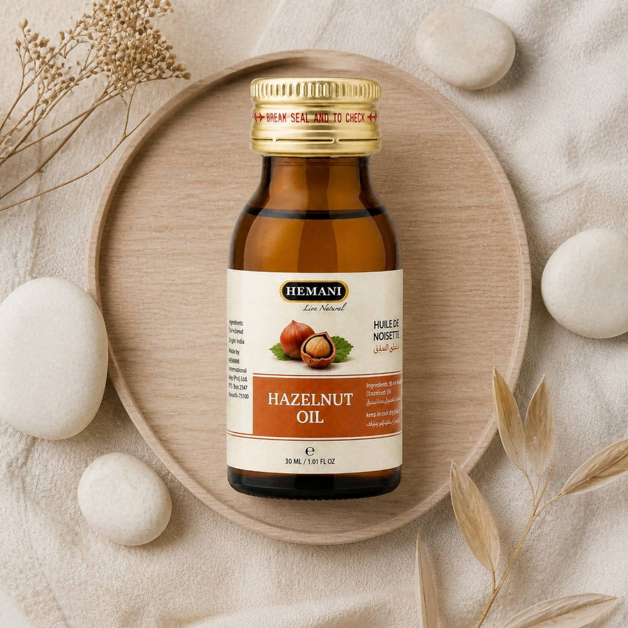Huile de Noisette 30ml Hemani Naturel – composition flat lay avec éléments naturels, vue du dessus
