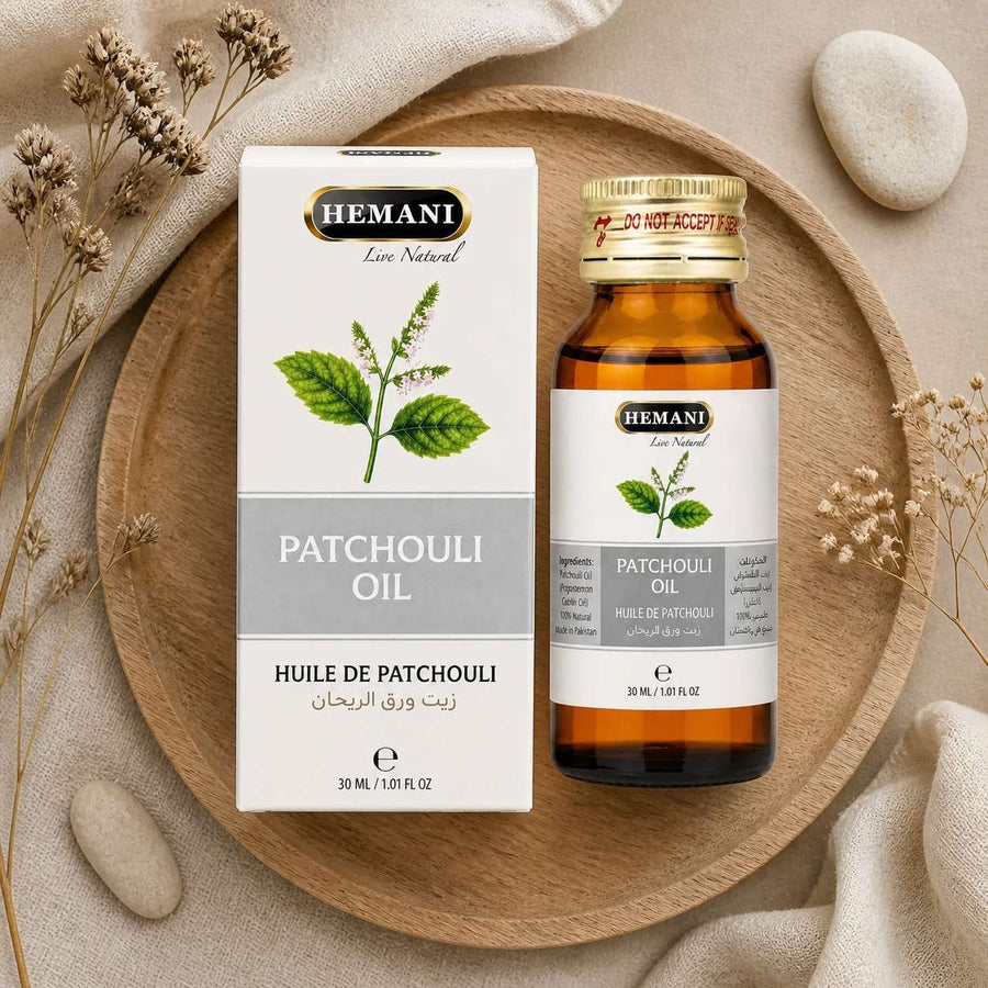 Huile de Patchouli 30mL Hemani – composition flat lay avec éléments naturels, vue du dessus