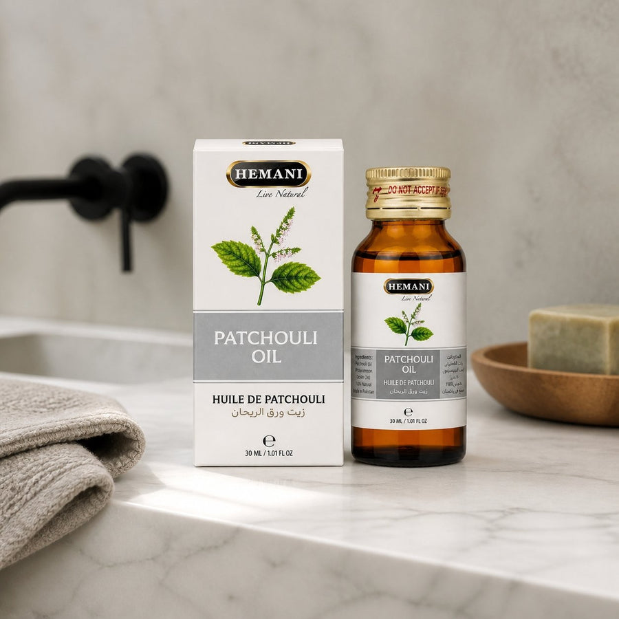 Huile de Patchouli 30mL Hemani – présentation du produit dans une salle de bain lumineuse et naturelle