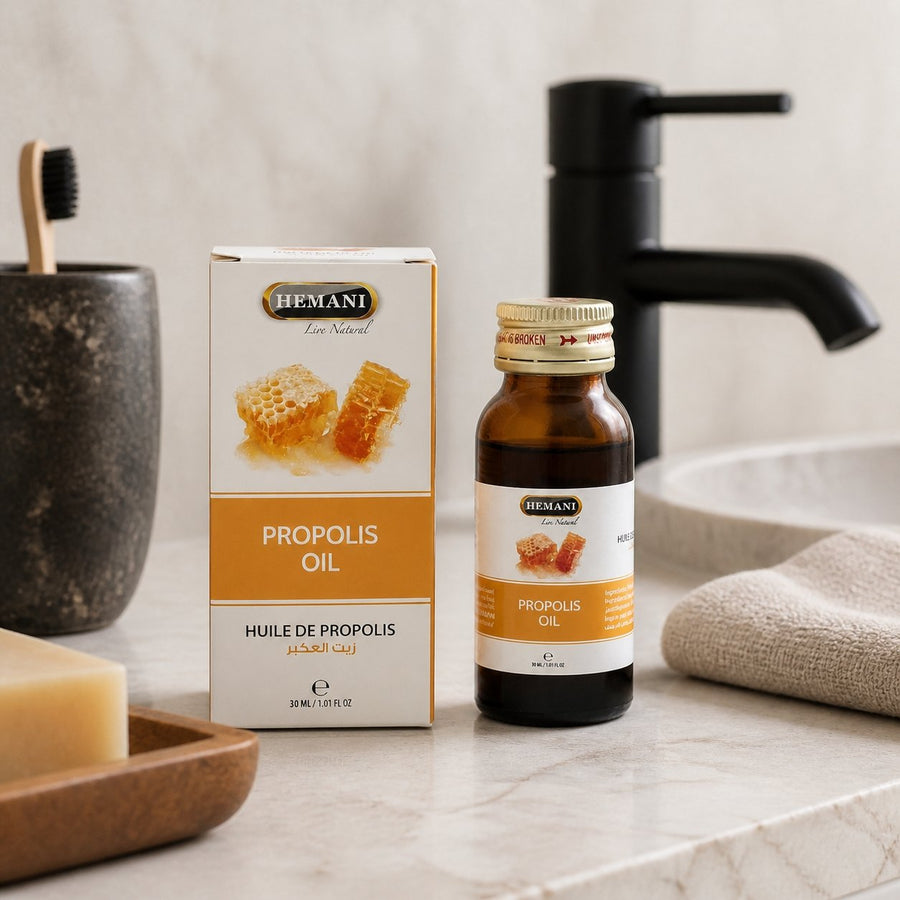 Huile de Propolis 30mL 100% Naturelle Hemani – présentation du produit dans une salle de bain lumineuse et naturelle