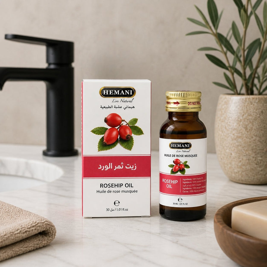 Huile de Rose Musquée 30mL 100% Naturelle Hemani – présentation du produit dans une salle de bain lumineuse et naturelle