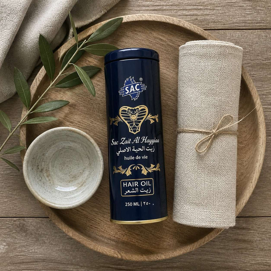 Huile de Serpent Zait Al Hayee 250 ml - Huile Capillaire – rituel d'utilisation vu du dessus, ambiance naturelle zen